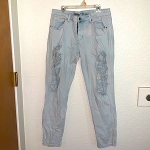 LIGHT WASH RIPPED DENIM JEANS